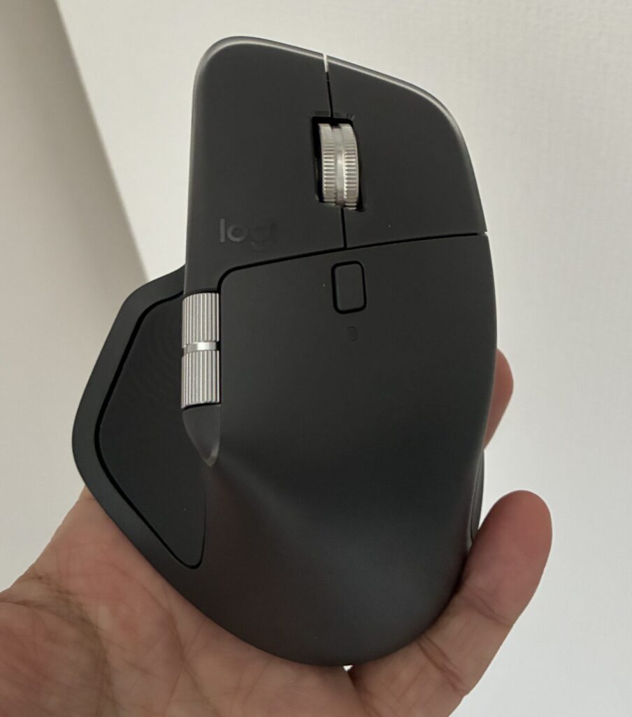 ロジクール MX MASTER 4を手に持った様子